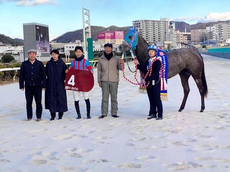 兵庫クイーンセレクションを制覇したジューンキートスと関係者（撮影・中山伸治）