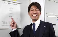 調教師試験に合格し、笑顔で自身の名前を指さしする和田＝２５年１２月