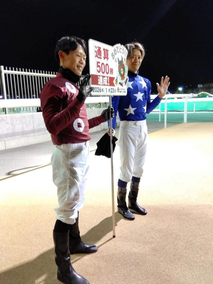 地方競馬通算５００勝を達成した沢田龍哉騎手（右）