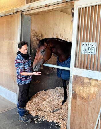 　渋田助手からニンジンをもらってうれしそうに頰張るフォーエバーヤング