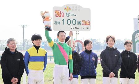 後輩の吉村のＪＲＡ通算１００勝を祝福する丸刈り姿の田口（左）