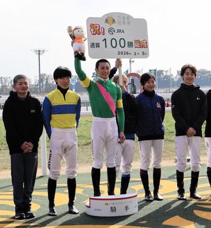１月５日、後輩の吉村のＪＲＡ通算１００勝を祝福する丸刈り姿の田口（左）