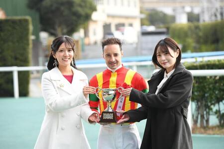 石川彩夏（左）とルメール、市村愛里（右）