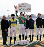 １月５日、後輩の吉村のＪＲＡ通算１００勝を祝福する丸刈り姿の田口（左）