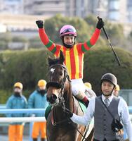 １着でゴールするジョスランとルメール騎手