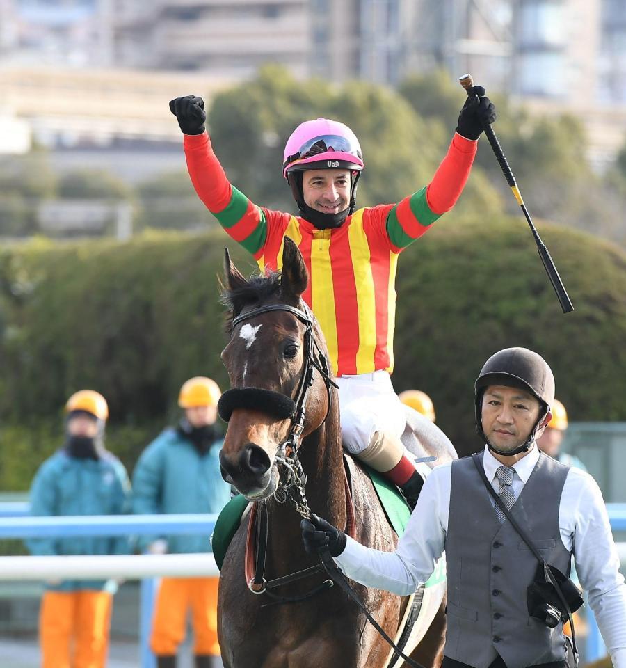 １着でゴールするジョスランとルメール騎手