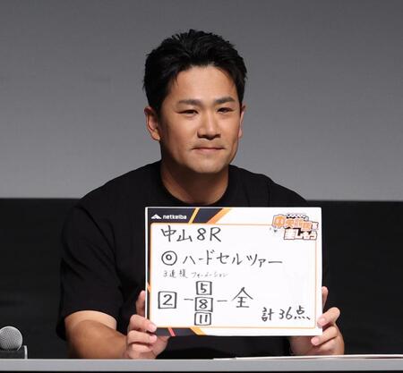 中山８Ｒを予想する田中将（撮影・佐々木彰尚）