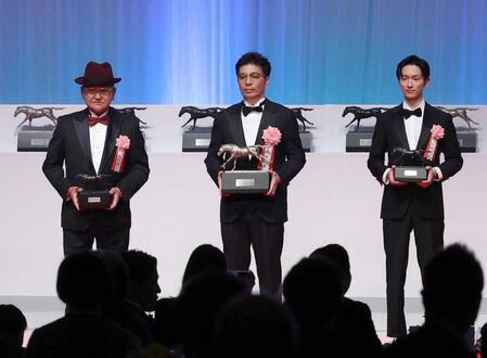 　フォーエバーヤングで年度代表馬、最優秀ダートホース、最優秀４歳以上牡馬の“３冠”に輝いた（左から）矢作師、藤田晋オーナー、坂井（撮影・佐々木彰尚）