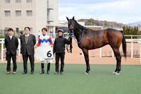 復帰後、初勝利を挙げた幸騎手（左から３人目）