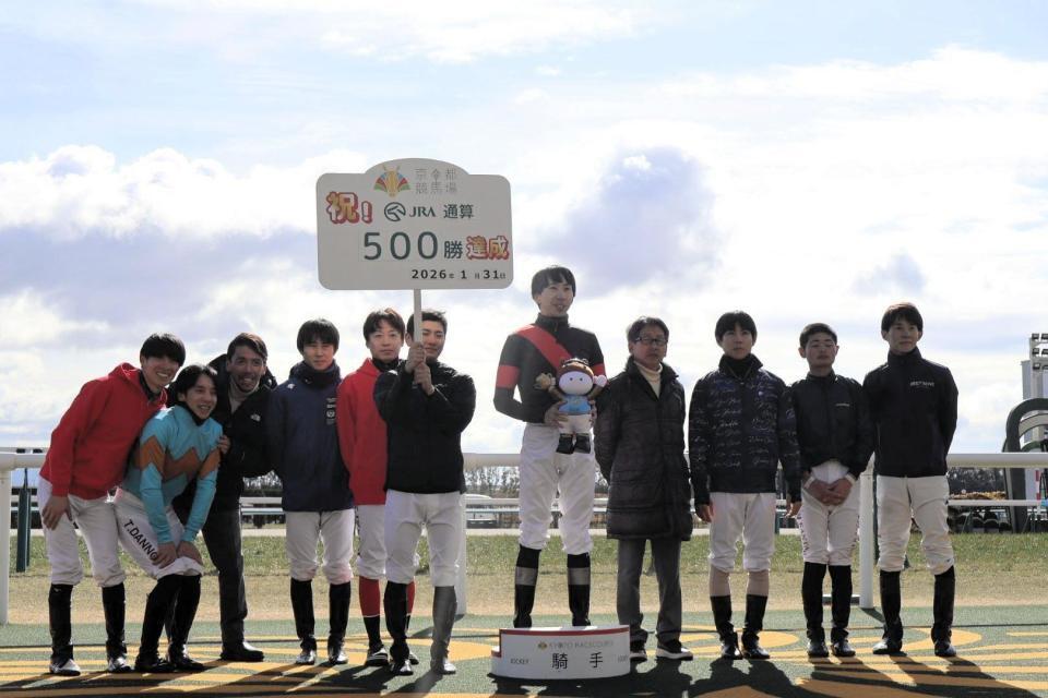 横山和（中央）のＪＲＡ通算５００勝を祝福する幸英明（右端）