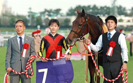 　スタニングローズで秋華賞を制覇し、喜ぶ高野師（左）、ＧⅠ初勝利の坂井（中央）＝２２年