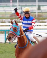 　ガッツポーズを見せる太宰（撮影・石湯恒介）