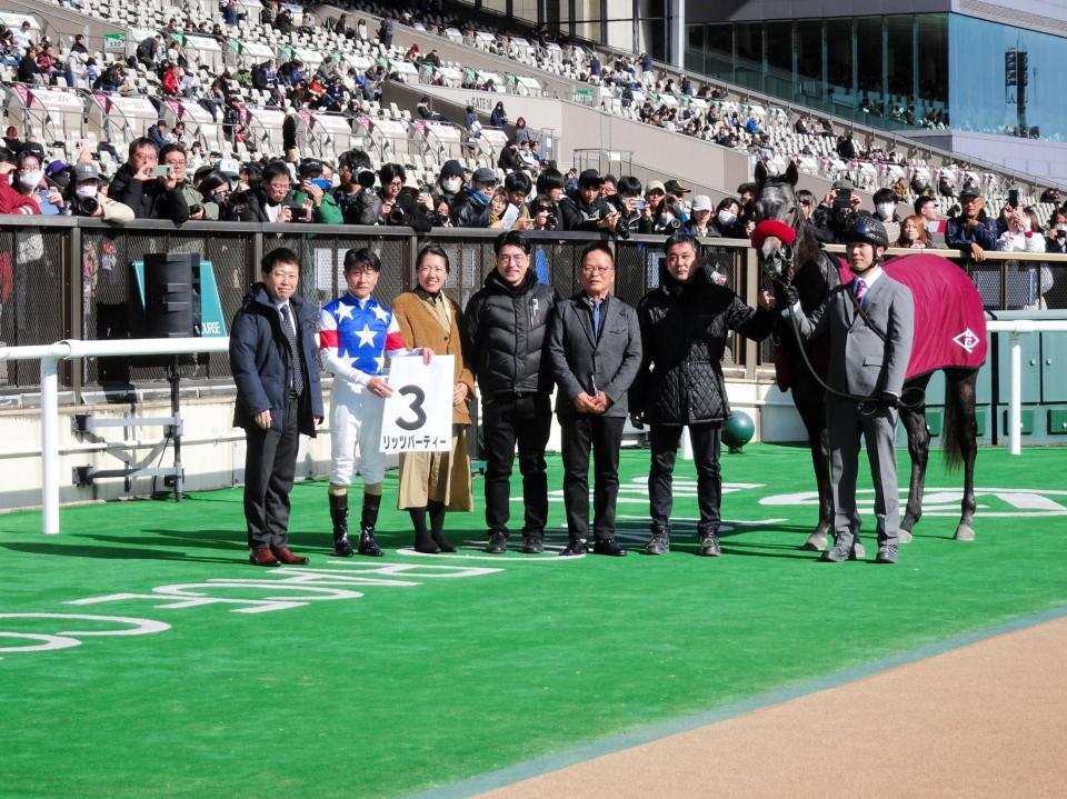 リッツパーティーを勝利へ導き、自身の持つＪＲＡ最年長勝利記録を５９歳６カ月２日に更新した柴田善（左から２人目）