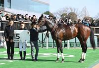 アスクイキゴミと西村淳也騎手（左から２人目）＝撮影・園田高夫