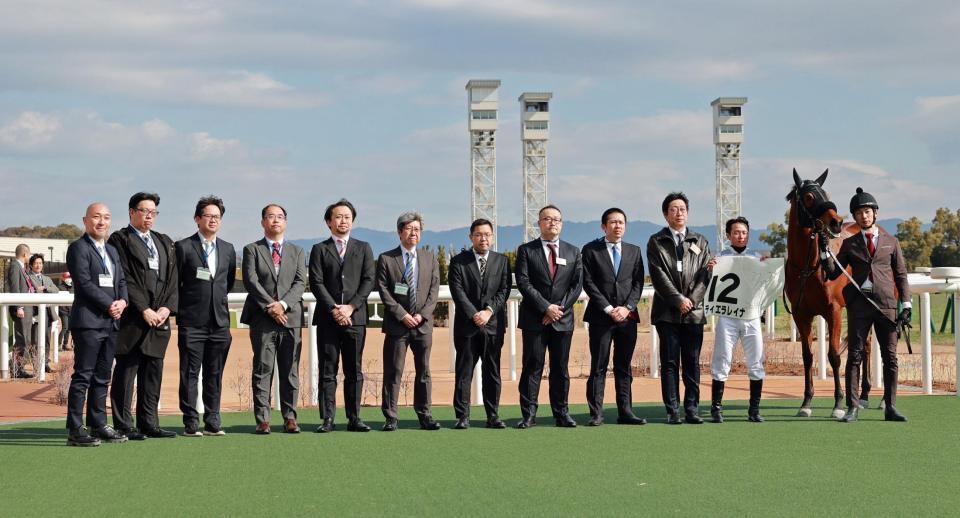 新馬戦を制したティエラレイナと関係者（撮影・石湯恒介）