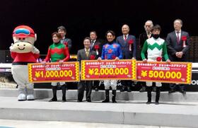 第２３回佐々木竹見カップ表彰式（前列左から２位小牧太、佐々木竹見氏、優勝した戸崎、３位石川倭）