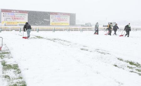 中止が発表された東京競馬場