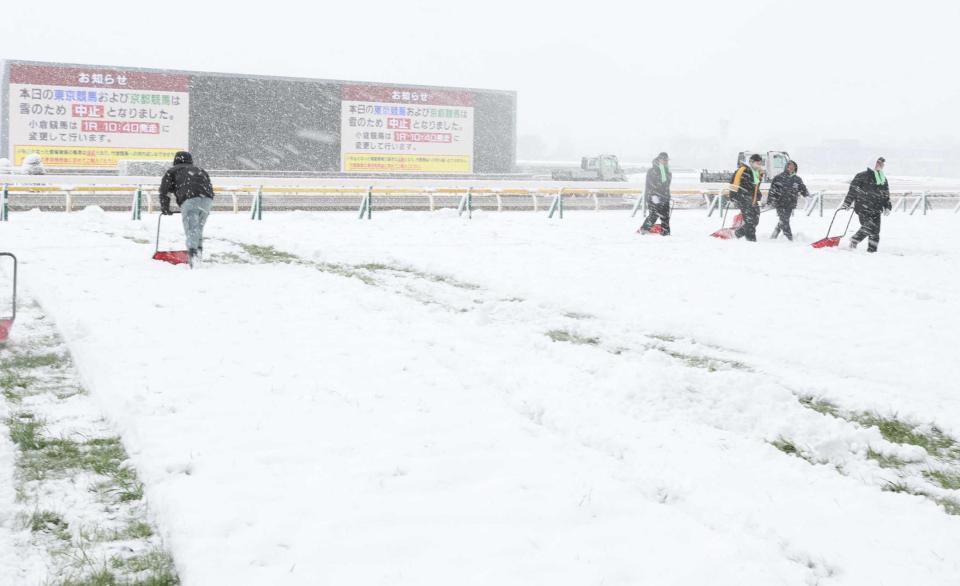 　中止が発表された東京競馬場