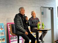 トークショーを行った国枝栄調教師（右）と藤沢和雄元調教師