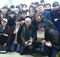 大勢のファンと記念写真に収まる藤沢和雄氏（中央）＝撮影・園田高夫