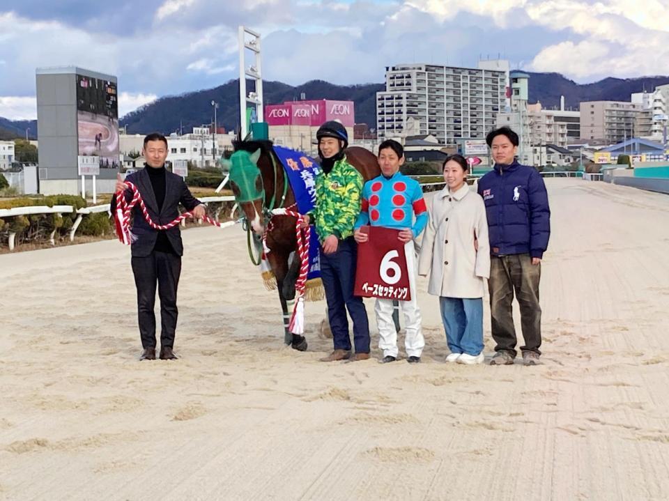 兵庫ウインターカップを制覇したペースセッティングと関係者（撮影・中山伸治）