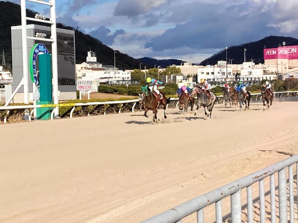 重賞初制覇を成し遂げたペースセッティング（左から２頭目）＝撮影・中山伸治