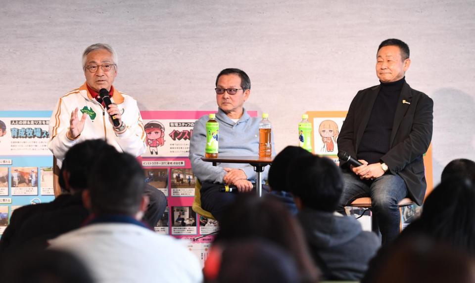 トークショーを行った（左から）加藤和宏調教師、元調教師の中野栄治氏、根本康広調教師＝美浦トレセン（撮影・園田高夫）