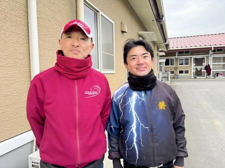 今週から調教に復帰した蓑島靖典（右）と２１日から所属する厩舎の武市師（左）