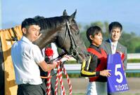 　１９年秋華賞を制した（右から）斉藤崇師、北村友とクロノジェネシス