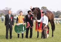 ドリームコアと（左から）萩原清調教師、クリストフ・ルメール騎手（撮影・園田高夫）