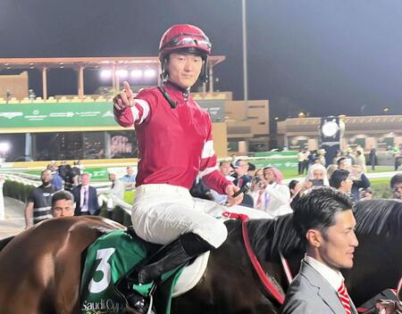 連覇を決め、フォーエバーヤングの馬上で喜ぶ坂井（撮影・平松さとし）