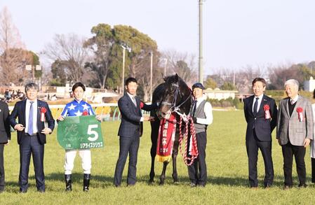 共同通信杯を勝ったリアライズシリウスと津村明秀騎手（左から２人目）ら関係者たち＝東京競馬場（撮影・園田高夫）