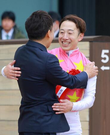 オーナーと抱き合って喜ぶ藤岡佑介（撮影・石湯恒介）