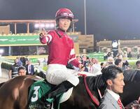 連覇を決め、フォーエバーヤングの馬上で喜ぶ坂井（撮影・平松さとし）