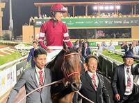 連覇を決めたフォーエバーヤングと坂井、矢作師（右から１人目）ら関係者（撮影・平松さとし）