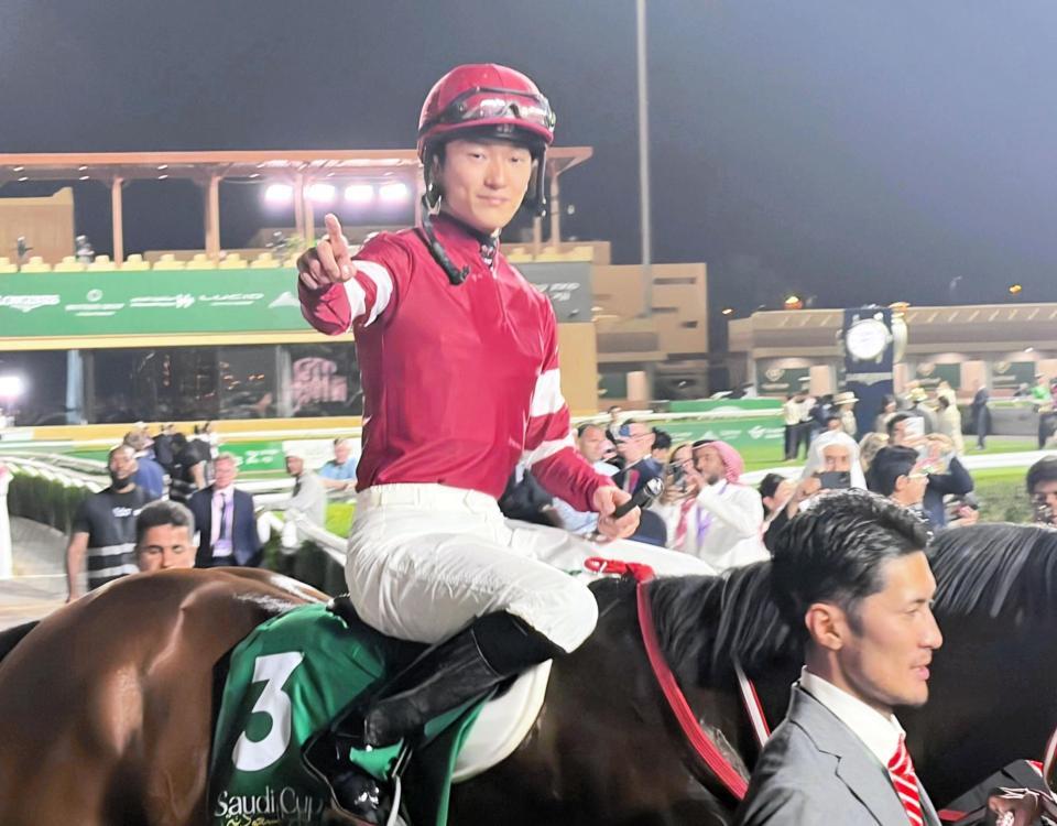 連覇を決め、フォーエバーヤングの馬上で喜ぶ坂井（撮影・平松さとし）