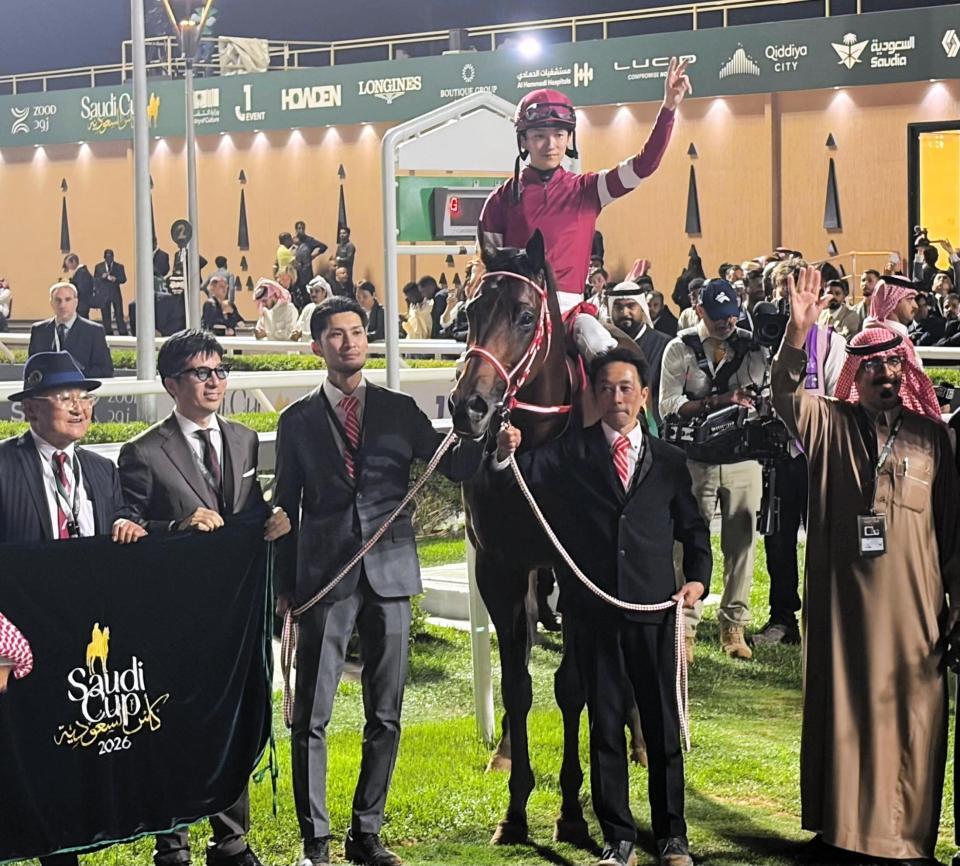 連覇を決めたフォーエバーヤングと（左から）矢作師、藤田晋オーナーら関係者たち（撮影・平松さとし）