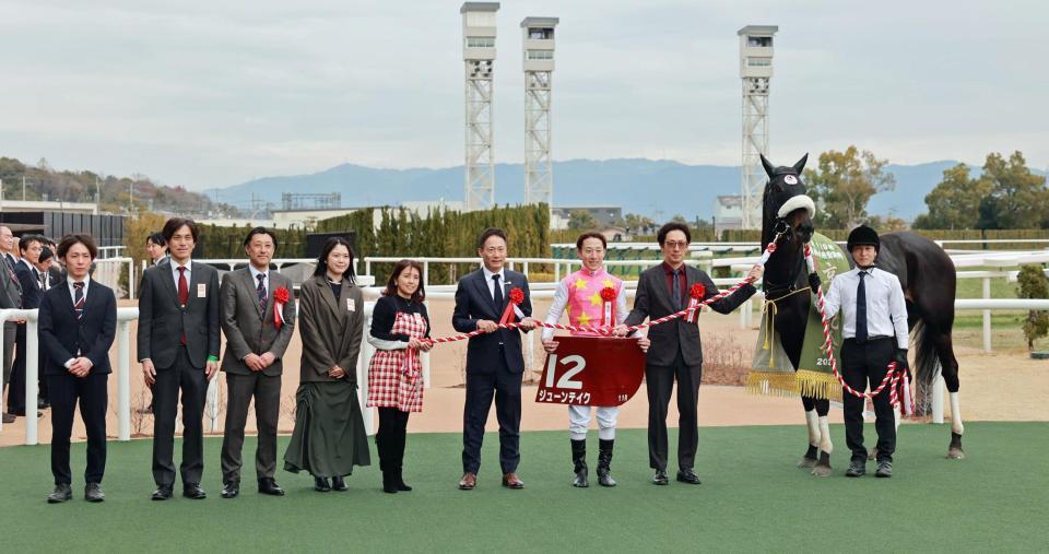 　京都記念を制したジューンテイクと関係者ら（撮影・石湯恒介）