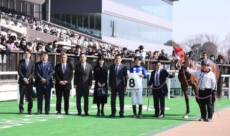 　新馬戦を勝ったタイセイジェイドと松山弘平騎手（左から７人目）＝撮影・園田高夫