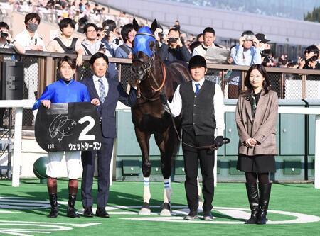 　バレンタインステークスを勝ったウェットシーズンと三浦皇成騎手（左）＝撮影・園田高夫