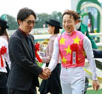 　武英師（左）と握手を交わす藤岡佑