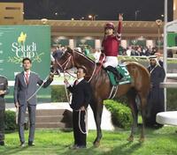 　サウジカップで２連覇を果たしたフォーエバーヤングと坂井（共同）