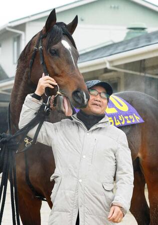 　佐々木師にちょっかいをかけるラムジェット（撮影・石湯恒介）