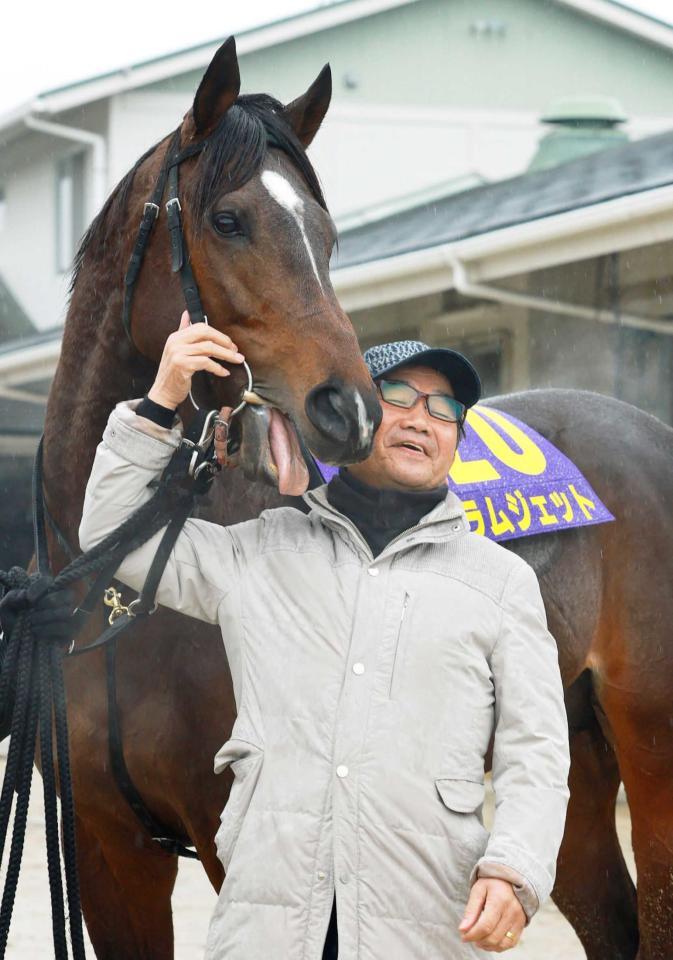 　佐々木師にちょっかいをかけるラムジェット（撮影・石湯恒介）