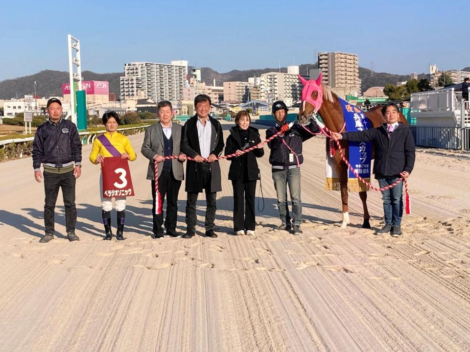 兵庫ユースカップを制覇したベラジオソニックと関係者（撮影・中山伸治）