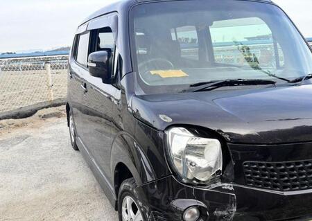 調教コース脇で停止した軽自動車