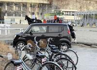 調教コース脇で停止した軽自動車