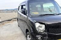 調教コース脇で停止した軽自動車