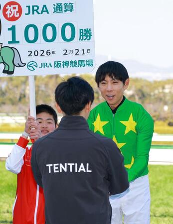 ＪＲＡ通算１０００勝を達成した北村友一（右）＝撮影・石湯恒介