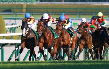 ブランクをものともせず抜け出すソンシ（左から２頭目）＝撮影・石湯恒介